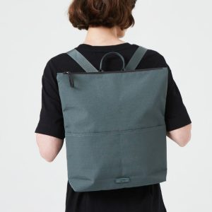 Mochila minimalista con cremallera de tejido reciclado
